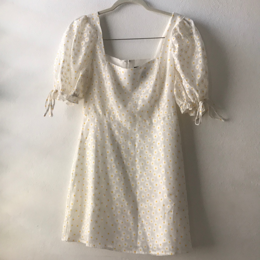Forever 21 Daisy Print Puff Sleeve Mini Dress 🌼